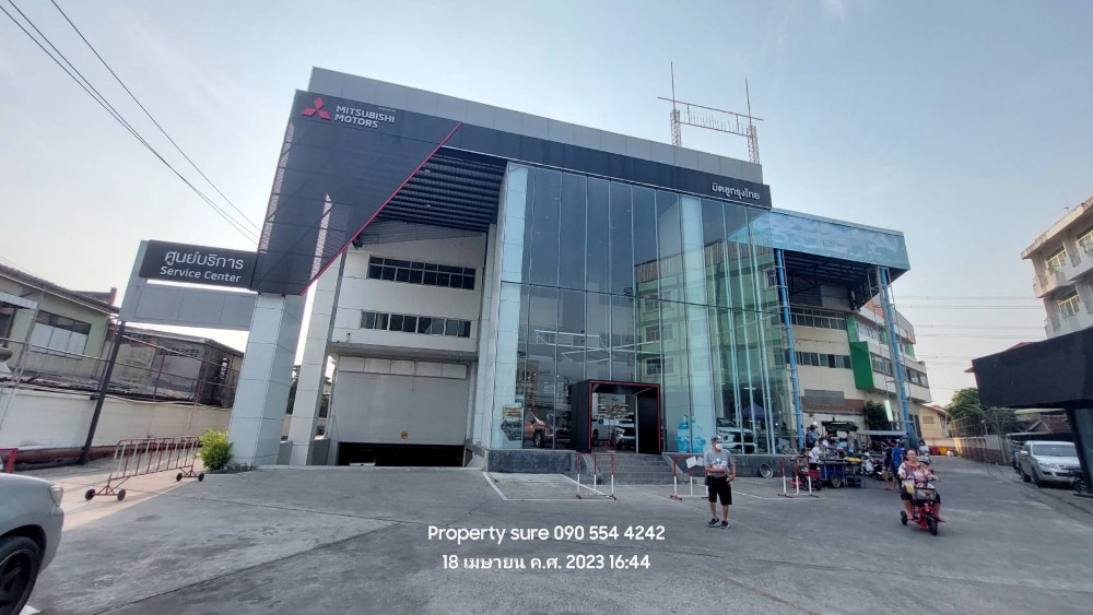 For RentShowroomBang Sue, Wong Sawang, Tao Pun : Large car showroom for rent, new showroom spacious area Good location in Wong Sawang area with a mezzanine floor covering more than 1 rai with basement and front parking.