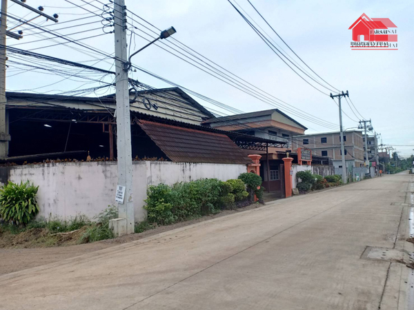 For RentFactoryMahachai Samut Sakhon : Factory/warehouse building for rent, area 1 rai 2 ngan, usable area 2,000 sq m, office, electricity 50 KVA, Soi Wapo 11, Setthakit 1 Road, rental price 65,000 baht/mo.