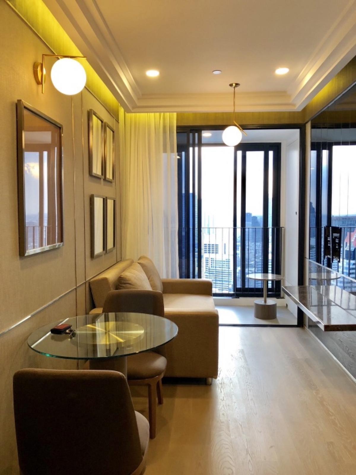 ขายคอนโดสยาม จุฬา สามย่าน : ขายขาดทุน แต่งครบ 1Bed 1Bath  34.5Sqm.  Top Fl. Full furnished 8.5Mb. Ready to move in.