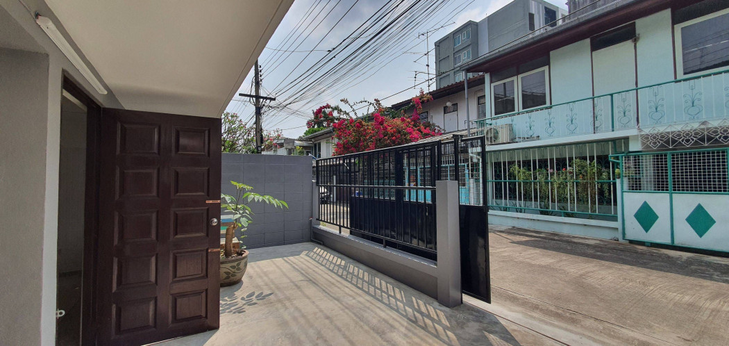 For SaleTownhouseRamkhamhaeng, Hua Mak : 2-story townhouse for sale, Lat Phrao 113, near The Mall Bang Kapi.