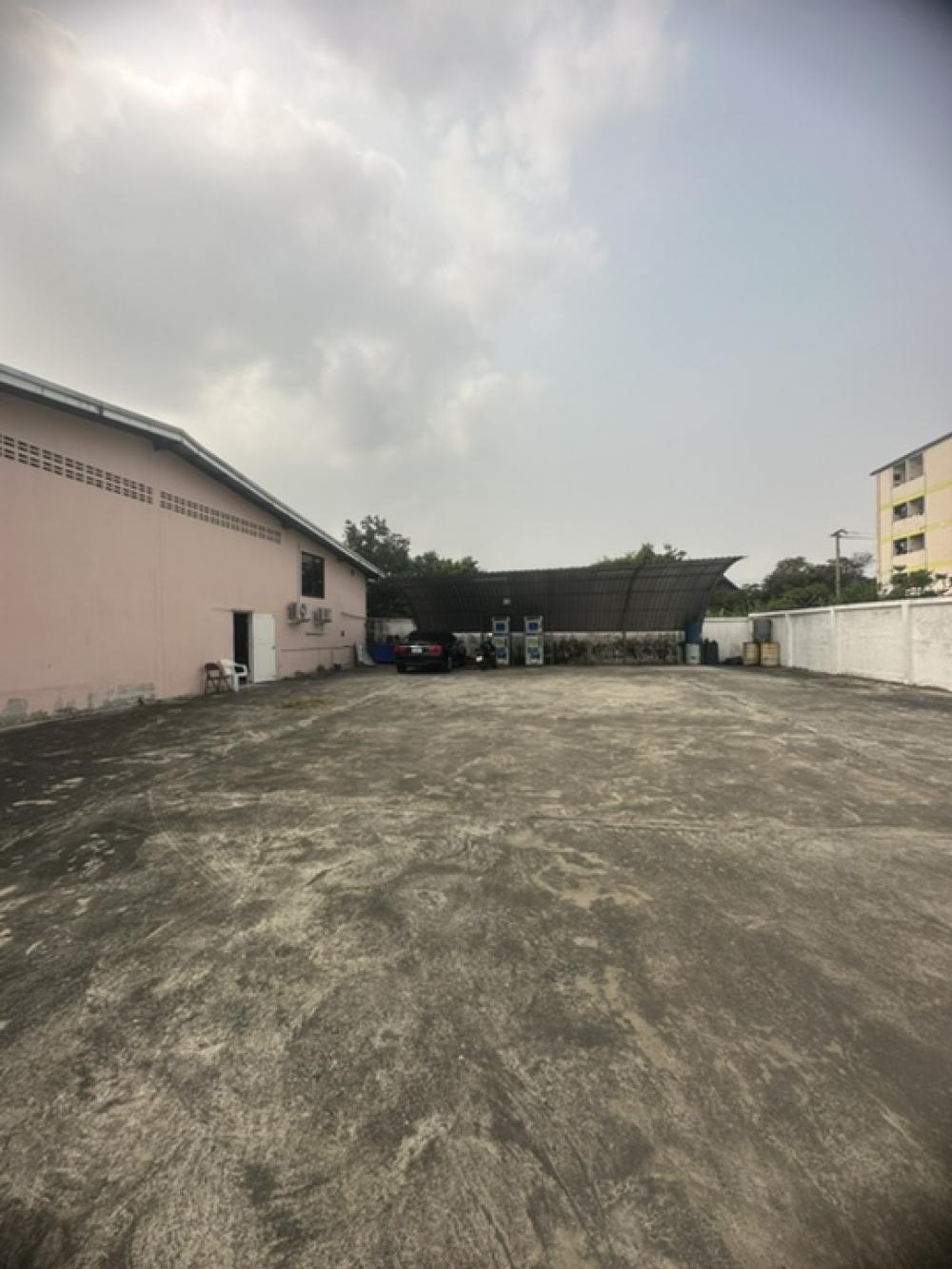 For RentWarehouseVipawadee, Don Mueang, Lak Si : Large 2-storey warehouse with 4 air-conditioned office rooms and a spacious 1 ngan parking lot.