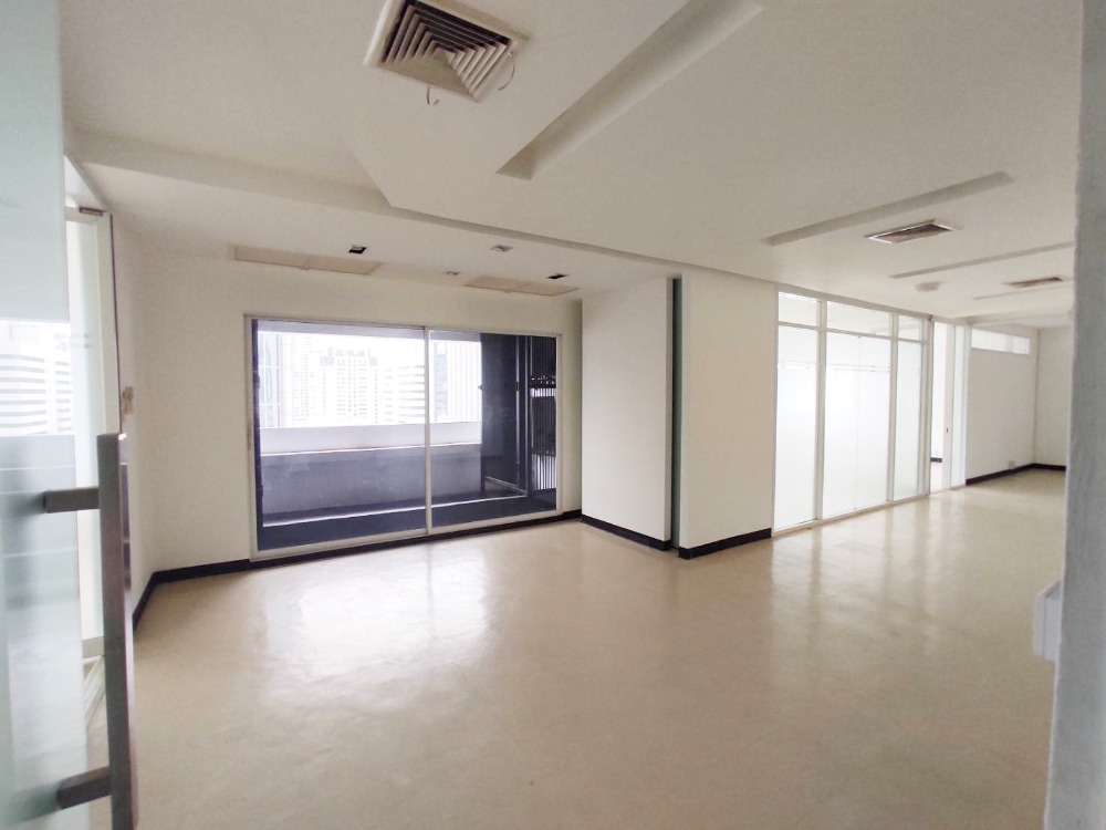 For RentOfficeWitthayu, Chidlom, Langsuan, Ploenchit : Office for rent, near BTS Chidlom, only 150 meters, separating the room beautifully Turn on and turn off the air conditioner by yourself. Work 24 hours. There is a private balcony.