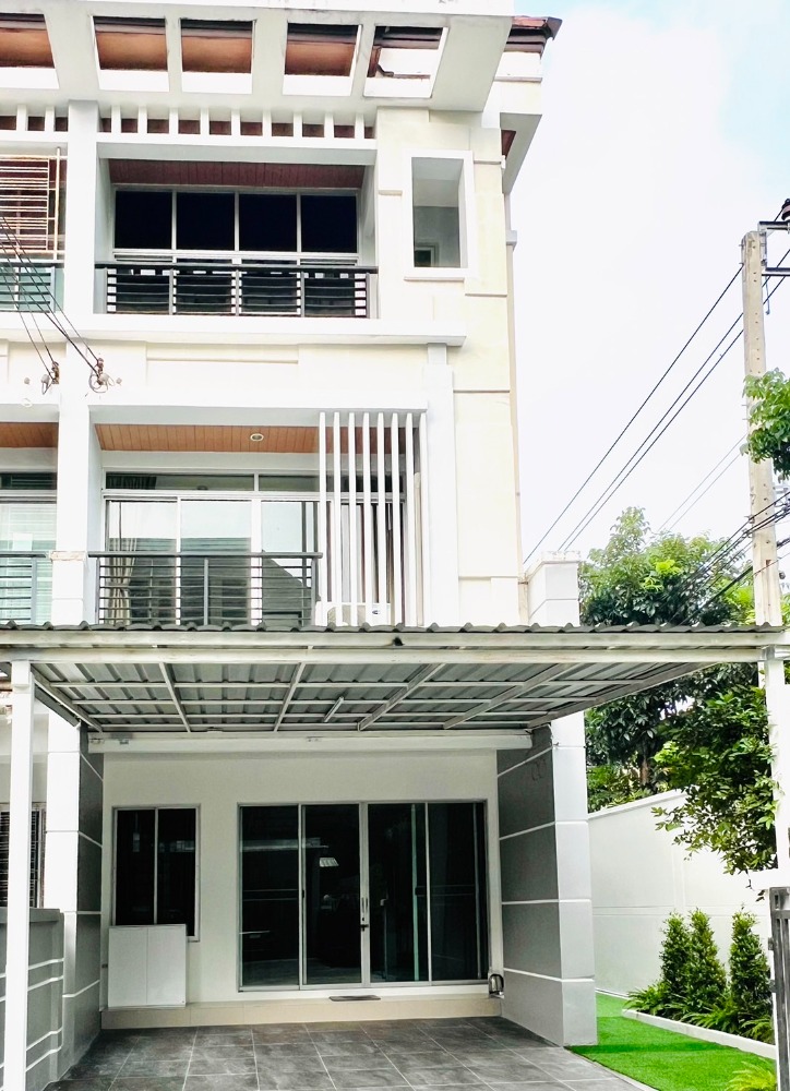 For RentTownhousePattanakan, Srinakarin : Townhome for rent Baan Klang Muang Urbanion Srinakarin, newly renovated, fully furnished, ready to move in.