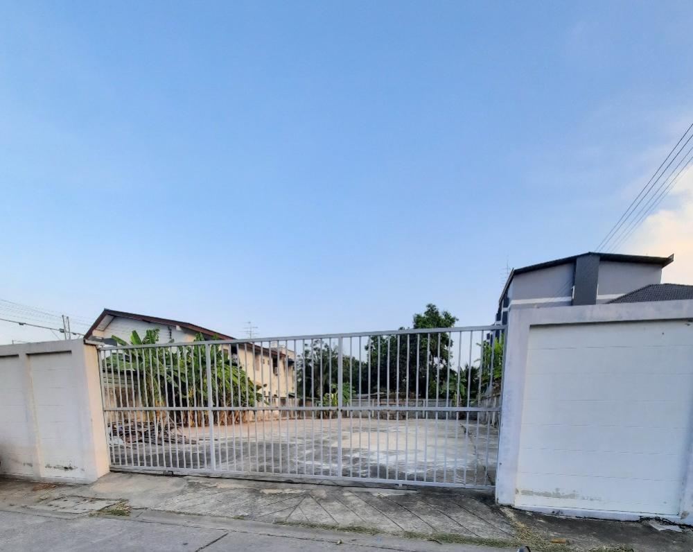 For RentLandBang kae, Phetkasem : Renting land (filling  Have a high fence on every 4 sides+gate), area of ​​200 sq.m., Kor 21m. X 39m. Rent 40,000.- per month. Interested call 099-3282434.