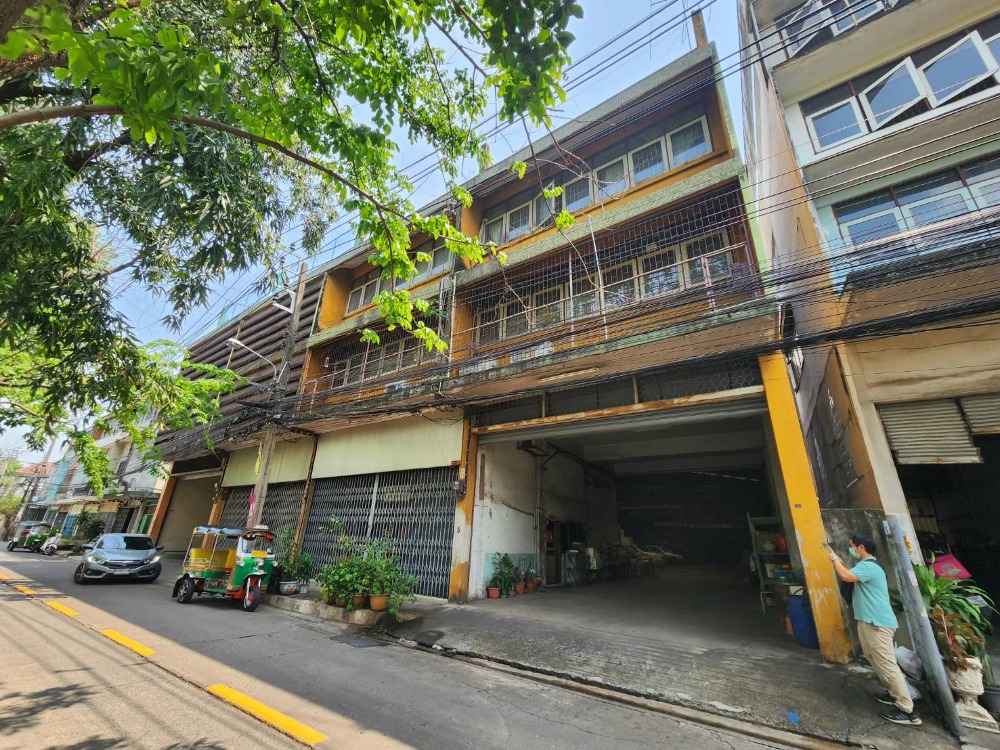 For SaleShophouseSathorn, Narathiwat : Commercial building for sale, 2 booths with co-dong, Soi Yen Chit 7, near Chan Road.