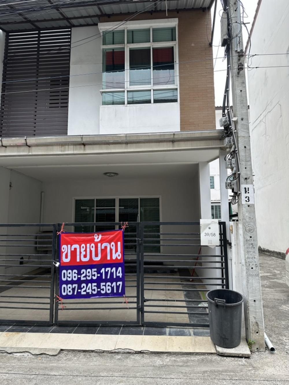 ขายทาวน์เฮ้าส์/ทาวน์โฮมแจ้งวัฒนะ เมืองทอง : ✅ขายถูก Townhome The Roof Cheangwattana (ทาวน์โฮม เดอะ รูฟ แจ้งวัฒนะ) ซอยแจ้งวัฒนะ-ปากเกร็ด 24 ขนาด 19 ตรว. พื้นที่ใช้สอย 200 ตารางเมตร จำนวน 3.5 ชั้น หน้ากว้าง 5 เมตร แบบ 3 ห้องนอน 3 ห้องน้ำ 1 ห้องเก็บของ ราคาถูกสุดในโครงการ 3,590,000 บาท 🎯ใกล้centralแจ้