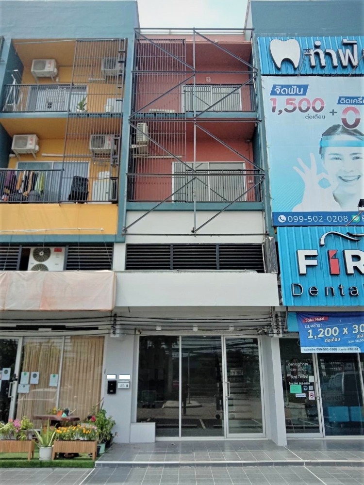 For SaleShop HousePathum Thani,Rangsit, Thammasat : Selling a 3.5-storey commercial building on the main road in front of Plum Condo Park Rangsit, very good location, suitable for opening a shop, selling business or opening an office, area 19.8 sq m., ready to move in immediately, convenient to travel