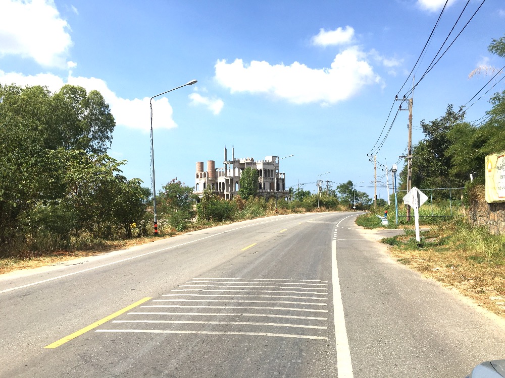 For RentLandPattaya, Bangsaen, Chonburi : Long-term rental of land in Pong Sub-district, near Pong Motorway, Bang Lamung, Chonburi, land next to Highway 4094, area 19 rai, good location.