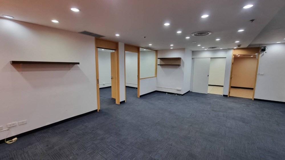 For RentOfficeSukhumvit, Asoke, Thonglor : (Asoke intersection 300 meters) Office has many rooms to choose from. along Sukhumvit Road Don't worry about parking.