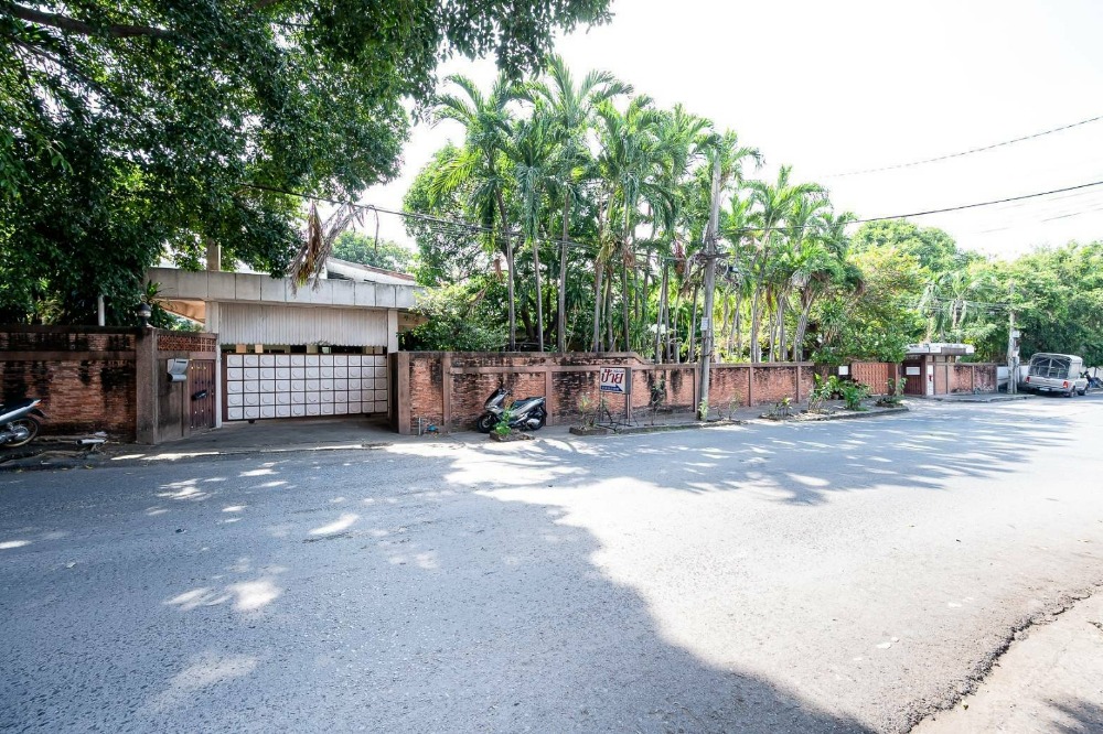 For SaleHouseRamkhamhaeng, Hua Mak : 2 houses for sale with a swimming pool, Soi Ramkhamhaeng 21, on land 433 sq.w., width 60.5 meters, depth 30 meters, near the expressway and the yellow line train, selling 96 million baht.*