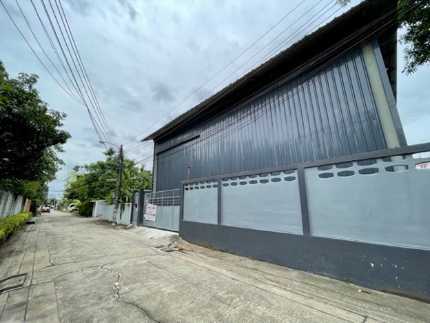 For RentWarehouseNawamin, Ramindra : For Rent: Warehouse for rent with office, area 370 square meters, Soi Nakniwat, Lat Phrao 71, very good location, not deep into the alley, suitable for storage, online sales, etc.