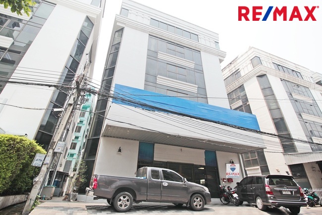 For RentOfficeWongwianyai, Charoennakor : Office for rent, Charoennakorn, Khlong San, near ICON Siam, with a parking space Office for rent