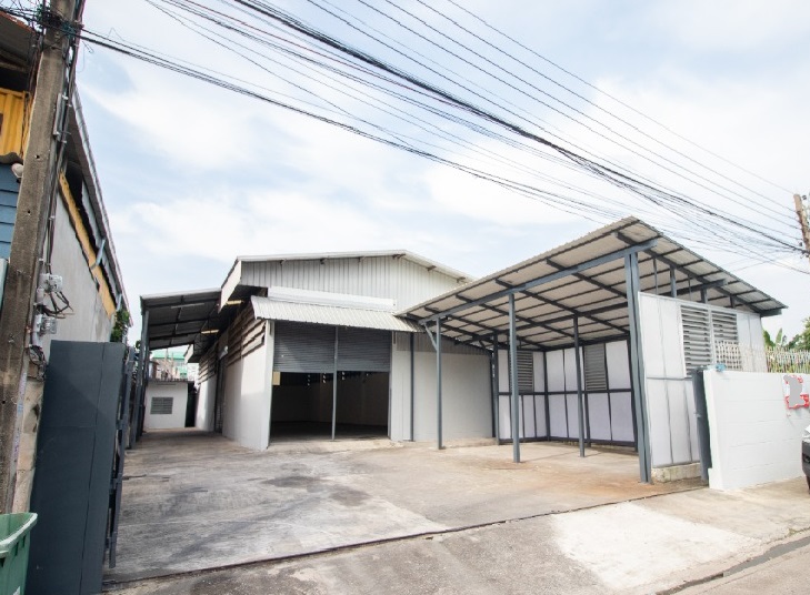 For RentWarehouseChokchai 4, Ladprao 71, Ladprao 48, : For Rent: Warehouse with rooms for rent, land area 174 square wah, warehouse area 300 square meters, Soi Lat Phrao 80, very good location, ten-wheel trucks can enter and exit.