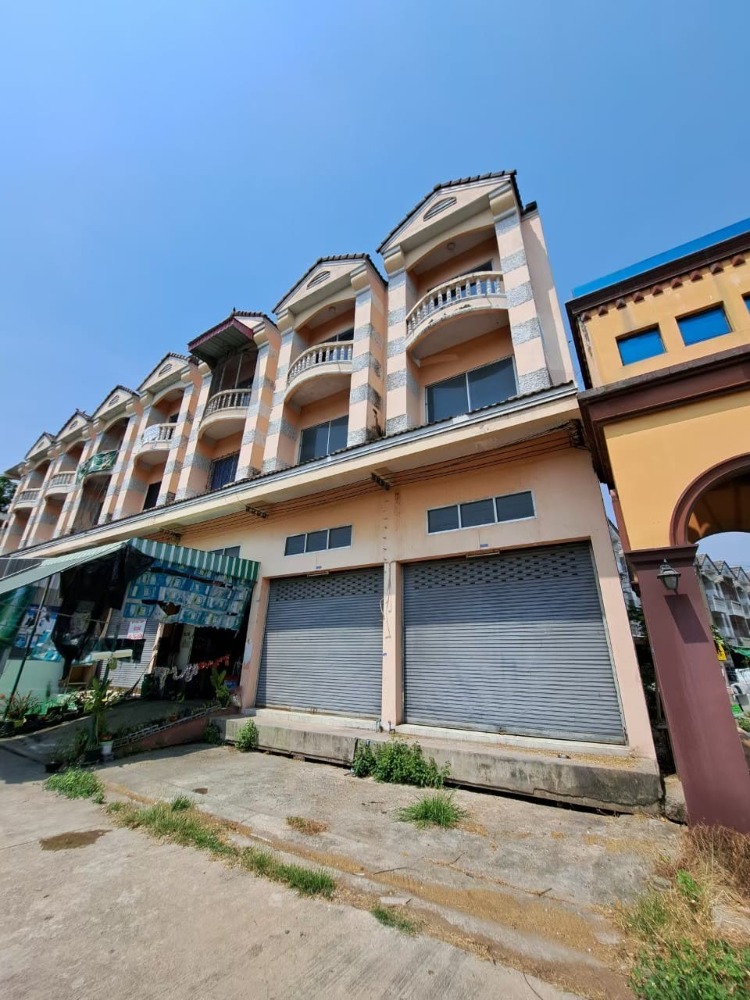 For SaleShophousePathum Thani,Rangsit, Thammasat : Commercial building for sale, 3.5 floors, 2 units, Noppawong Village, Lat Lum Kaeo, Pathum Thani, next to the main road.