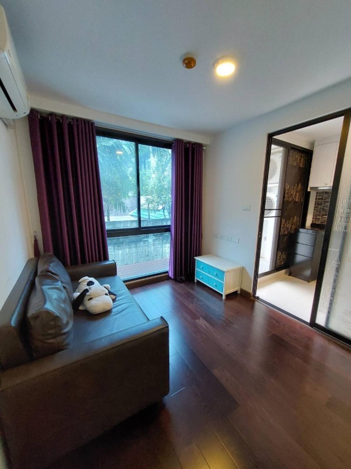 For SaleCondoBang kae, Phetkasem : Selling below cost Bangkok Feliz @ Bangkae Station Bangkok Feliz @ Bangkae Station, corner room, 1 bedroom, 1 living room (can be used as a bedroom) and 1 hall, balcony facing south, not hot, room position is very good. The room is in very good condition.