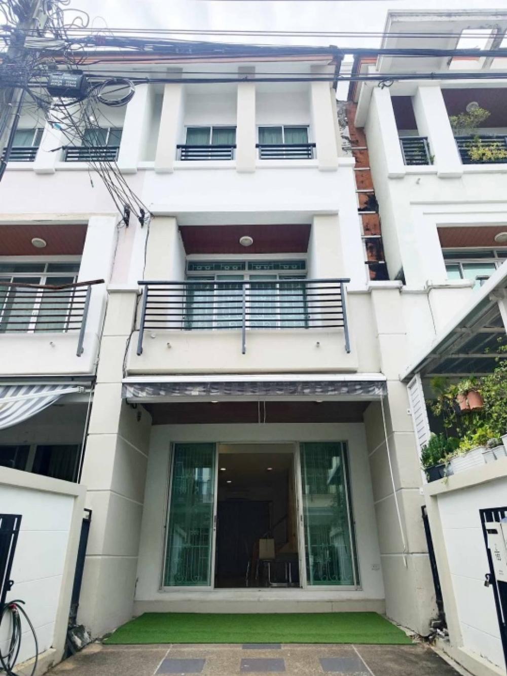 For RentTownhousePattanakan, Srinakarin : House for rent in the city center, The Paris, Soi Krungthep Kreetha 7