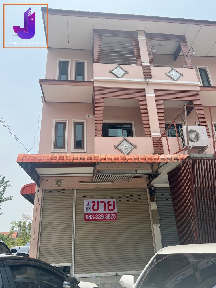 For SaleShophouseChiang Mai : Urgent sale!! 3-storey commercial building, corner room, area 23 sq m, usable area 209 sq m, Soi Santisuk, Chiang Mai Province, selling only 7.5 million baht.