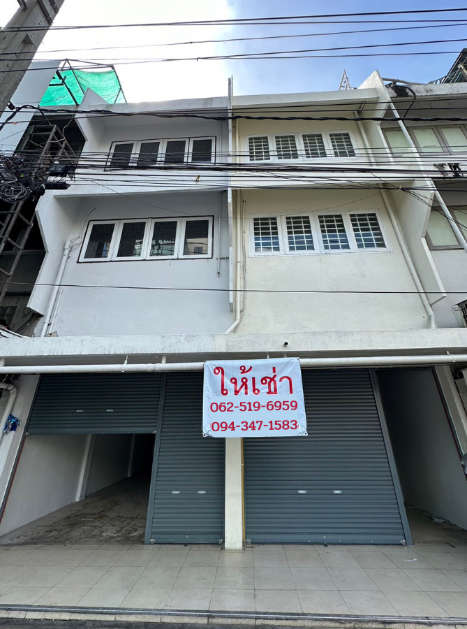 For RentShophouseSukhumvit, Asoke, Thonglor : Good location in Thonglor, 2 units of commercial buildings, 3 and a half floors, cheap price, minimum 1 year rental