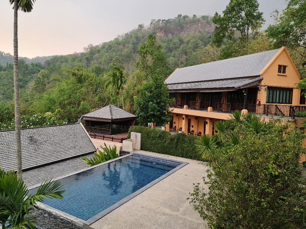 For SaleHotel&Apartment BusinessChiang Mai : Lanna style resort for sale, Ban Pong, Hang Dong, Chiang Mai, 14 rooms, able to continue the business immediately. Surrounded by mountain views with a peaceful atmosphere