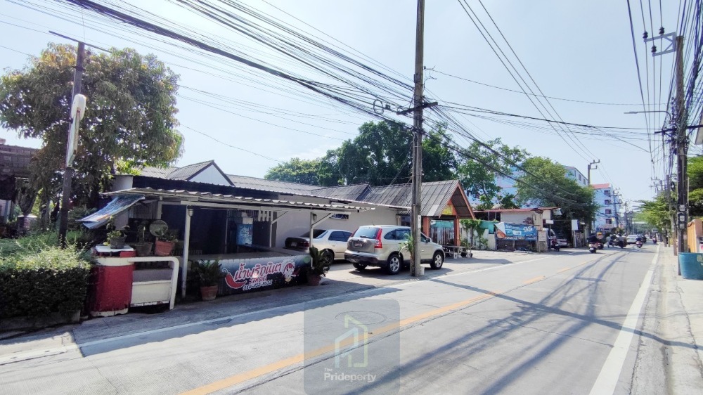 For SaleLandLadprao101, Happy Land, The Mall Bang Kapi : Land for sale, Soi Ladprao 112, size 600 square meters, wide frontage, near the main road and the yellow line BTS.