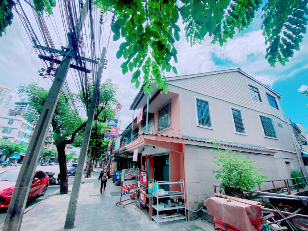 For SaleShophouseWongwianyai, Charoennakor : Commercial building for sale!! Good location, next to the main road, Charoennakorn, corner room, suitable for office, business, trade, 3 floors, 2 bedrooms, 2 bathrooms, near the new Ministry of Interior