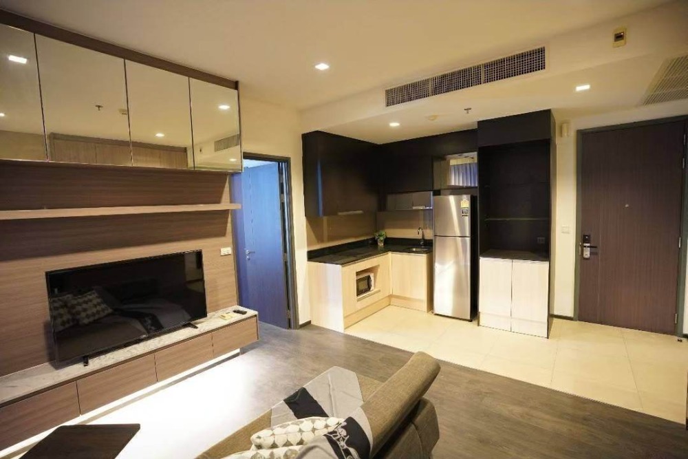 For RentCondoSukhumvit, Asoke, Thonglor : 📌📌Condo in Heart of CBD ++ Edge 23 ++Excellent Location ++ Modern Project++ BTS Asoke / MRT 400 Meters ++  Nice Cozy Unit  ++ Available to View   🔥🔥