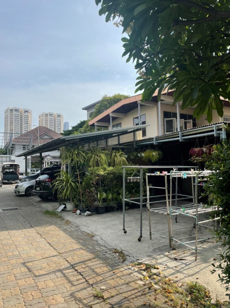 For SaleHouseSukhumvit, Asoke, Thonglor : Very cheap sale, house with land, Sukhumvit 63 (Ekamai 30), able to build a 6-storey apartment, used to talk to the district office