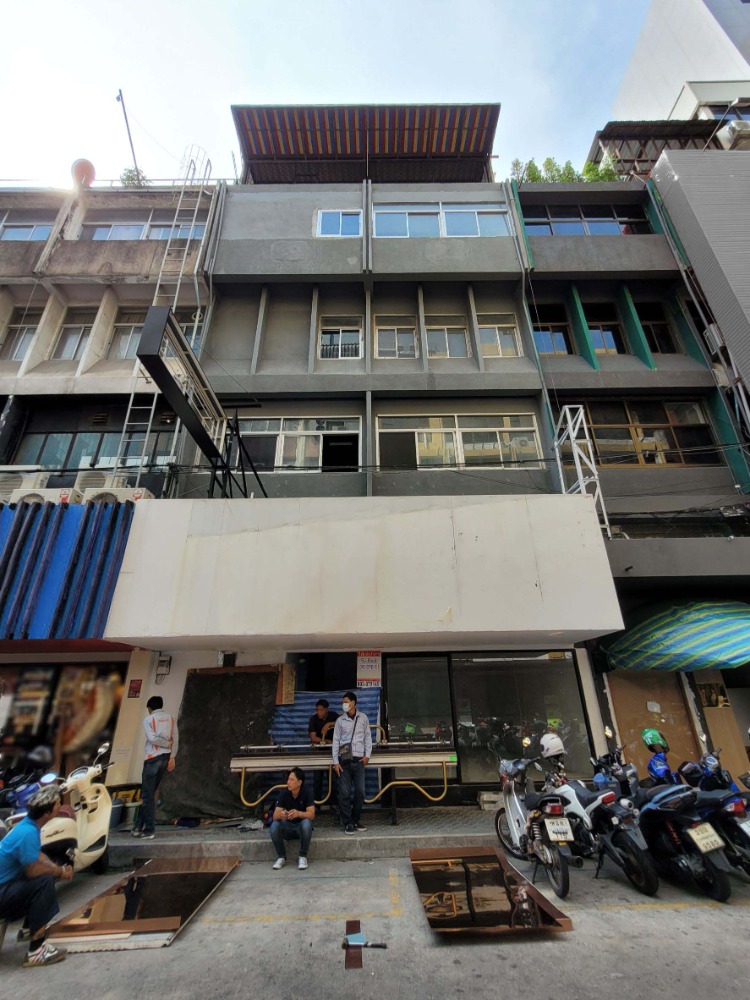 For RentShophouseSilom, Saladaeng, Bangrak : Commercial building available for rent, next to Saladaeng bts, suitable for doing business can be rented out 300k-600k/month