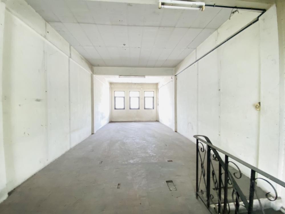 For SaleShophousePathum Thani,Rangsit, Thammasat : For Sale 1.9 M Urgent sale of a building, Chachawal Place shophouse, 3.5-storey commercial building, with roof terrace, on the road, with parking for 2-3 cars in front of the house.