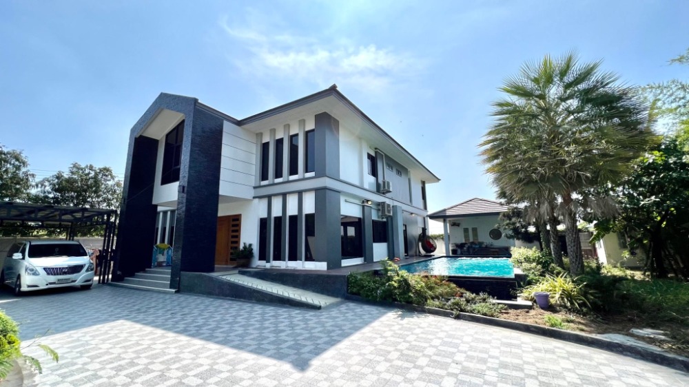 For SaleHouseRattanathibet, Sanambinna : 6605-466 SaiNoi BangKruai,House for sale,house with garden and private swimming pool,6 beds.