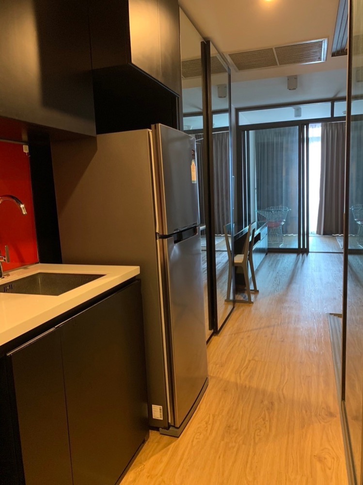 For RentCondoSilom, Saladaeng, Bangrak : Good condition room, very little for rent, Siamese Surawong Studio, 1 bedroom, 1 bathroom, 47 sq m, high floor, open view, only 25,000 baht.