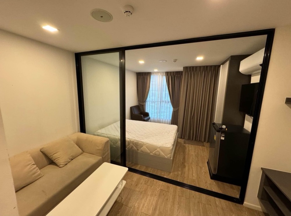 For RentCondoLadprao, Central Ladprao : 🔐#PN2402_071🔐 Available and ready to move in on 12 Feb. 2025 🗓️Floor Renovation (25.49 sq. m. 1 storey, 1 bathroom) Aston Lumpinee 15