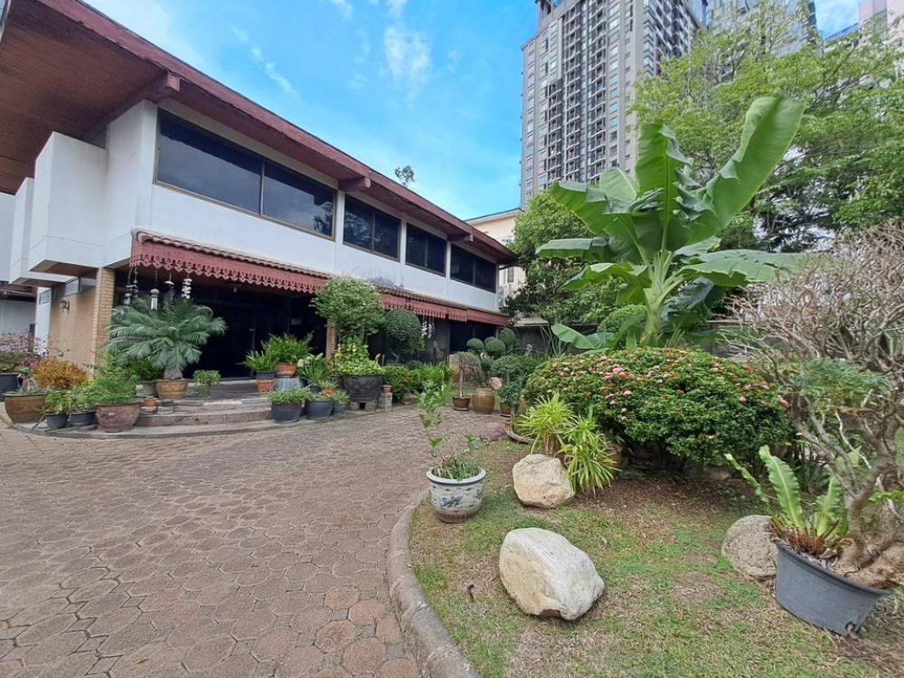 For RentHouseSukhumvit, Asoke, Thonglor : House for rent near BTS Thonglor, convenient transportation, suitable for opening a business.