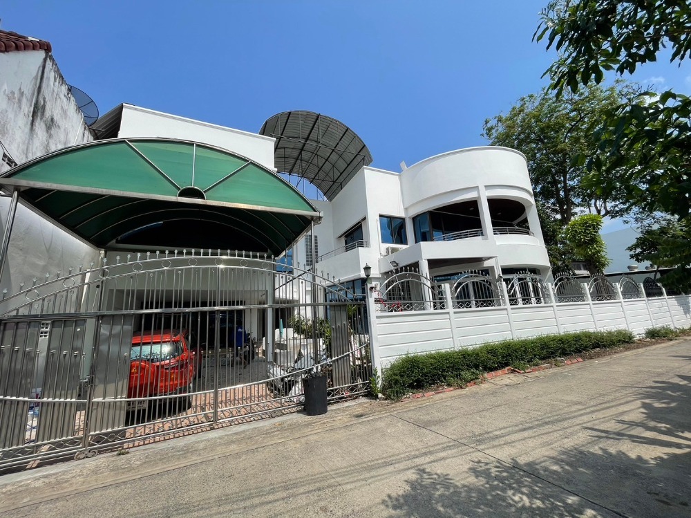 For SaleHouseChokchai 4, Ladprao 71, Ladprao 48, : Home-office for sale, 3 floors, Ladprao 83, area 112 sq m, usable area 524 sq m, 5 bedrooms, 6 bathrooms + 1 maids room, 17.5 million baht