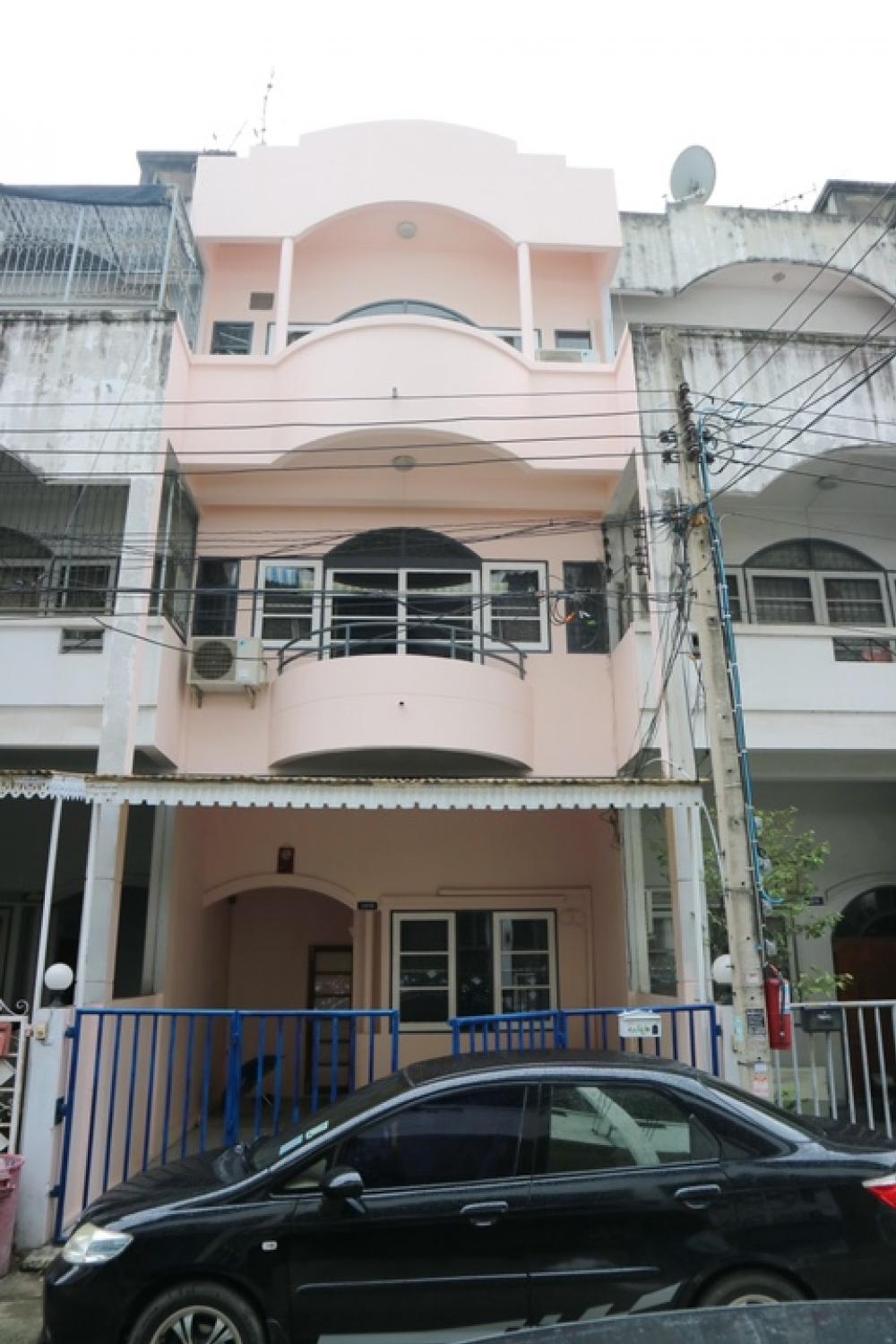 For RentTownhouseChokchai 4, Ladprao 71, Ladprao 48, : Newly renovated house with furniture and curtains: Home office for rent near the Court of Appeal, Ratchada, 3-storey building with different levels, 4 bedrooms, 4 bathrooms, 3 air conditioners: Interested, contact Khun Nit 061-8246959