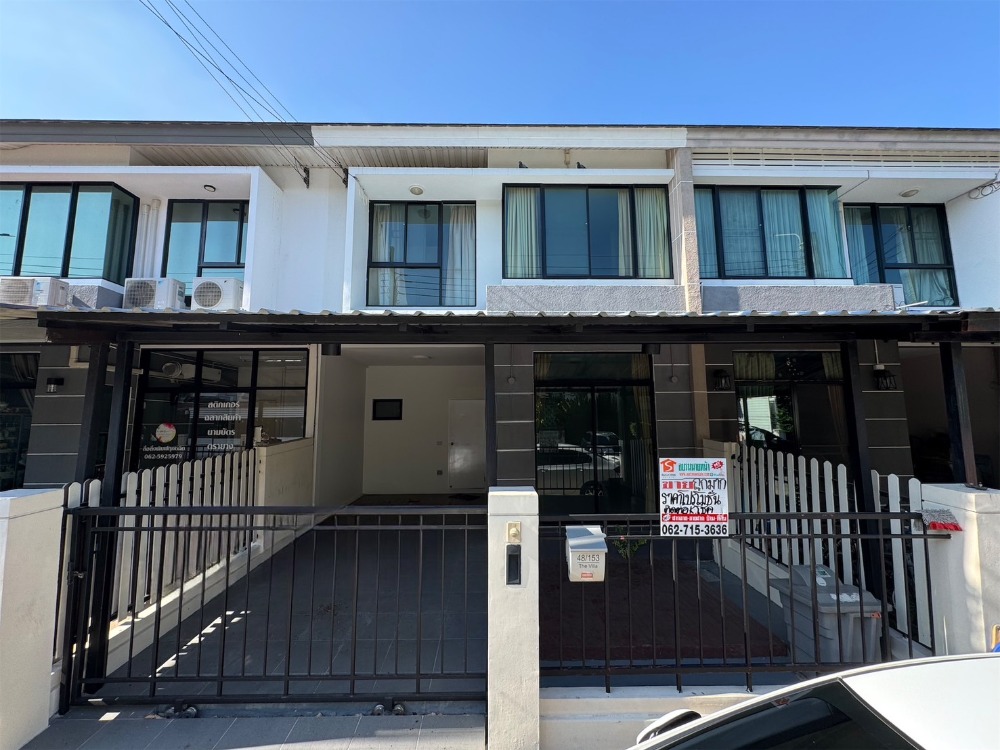 For SaleTownhouseMin Buri, Romklao : Cheap sale, 2-storey townhouse, 18 square meters, Soi Ramkhamhaeng 120, Thitiphon 2 village, near the train, only 100 meters from the entrance of the alley. The house has 2 bedrooms, 2 bathrooms.