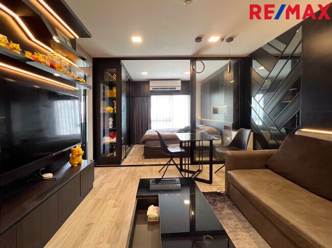 For SaleCondoRamkhamhaeng, Hua Mak : Condo for sale THE ONE PLUS GRAND Ramkhamhaeng - Huamark, new room ready to move in!! Fully furnished, built-in in the whole room Complete furniture and electrical appliances