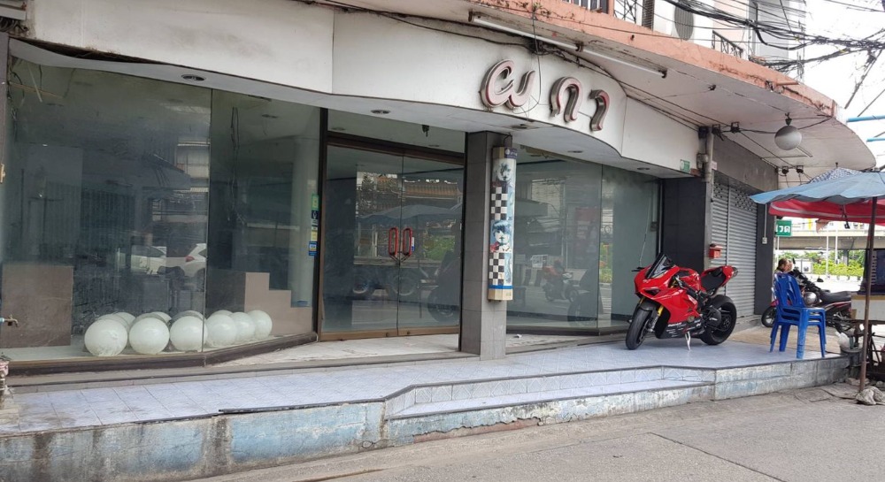 For SaleShophouseWongwianyai, Charoennakor : Commercial building for sale, Soi Somdej Taksin 34, Dao Khanong, Thonburi