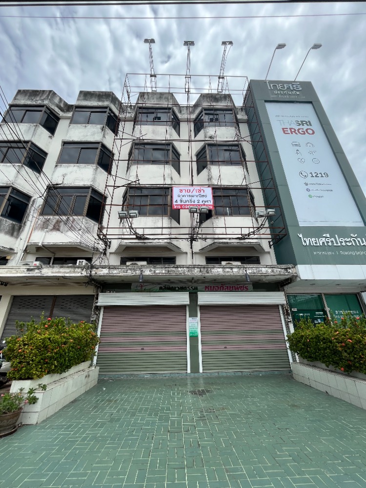 For SaleShop HouseRayong : Sell ​​or rent a commercial building, 4 and a half floors, 2 booths opposite Laemthong Rayong (opposite Passione Shopping Destination) in a prime location.