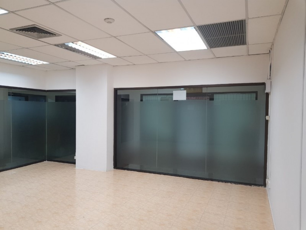 For SaleOfficeKhlongtoei, Kluaynamthai : For Sale: Office Space at Omni Tower Sukhumvit Nana by Compass Hospitality, Basement Level, 30 sqm, 5 Minutes from BTS Nana - Special Price