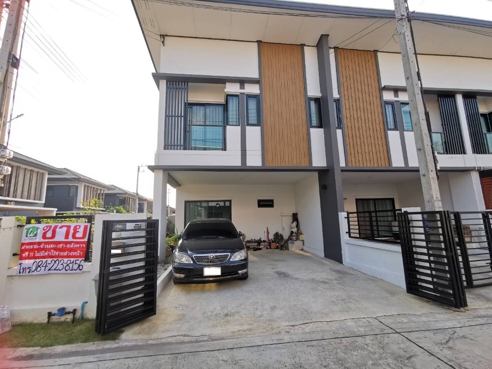 For SaleTownhousePathum Thani,Rangsit, Thammasat : The most special price!!! 2-storey townhome for sale, NC On Green Palm Park 2 Village, Lam Luk Ka Khlong 5, behind the corner, very good location, near the expressway, area 29.3 square wa. Private, there is a side area, 3 bedrooms, 3 bathrooms, beautiful 