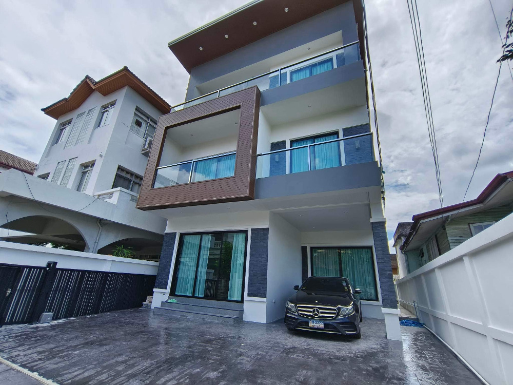 ขายบ้านอ่อนนุช อุดมสุข : Single House Sukhumvit 65: 50sqwah 330sqm. 4bed 5bath 40,000,000 Am: 0656199198