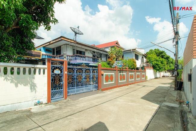 For SaleHouseBang kae, Phetkasem : Single house for sale, Soi Petchkasem 3, Kheha Thong Village, size 100 square wah, 6 bedrooms, 5 bathrooms, usable area over 400 square meters.