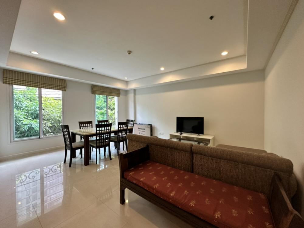 For SaleCondoSukhumvit, Asoke, Thonglor : Urgent sale with tenant, newly renovated room, corner room, not hot, get natural light, quiet, safe, good neighbors, only 350 meters from Thonglor BTS.