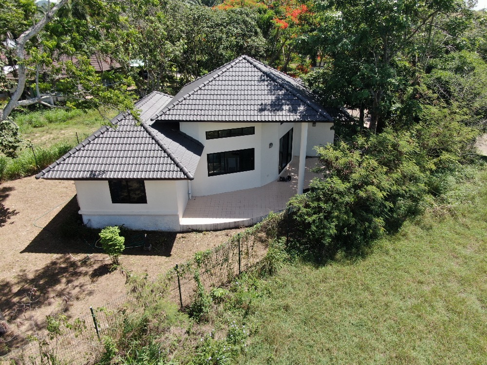 For SaleHousePattaya, Bangsaen, Chonburi : Quick sale, second-hand single-storey detached house, renovated in the Pattaya Country Club area, next to a golf course, good atmosphere, quiet, plus furniture, ready to move in, area of ​​​​160 square meters