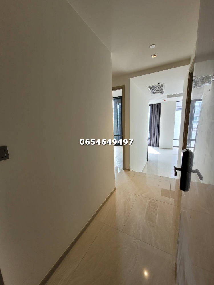 For SaleCondoSilom, Saladaeng, Bangrak : Urgent, price reduced, Ashton silom, 2 bedrooms, 2 bathrooms, size 71 sq m, interested in making an appointment to see the room 065-464-9497