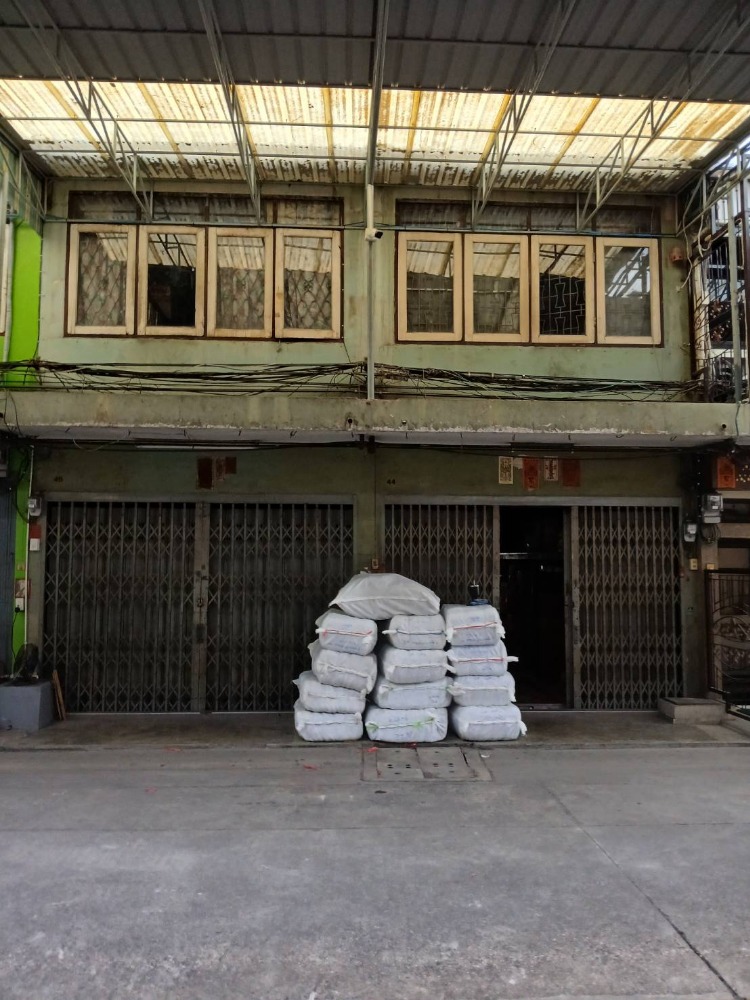 For SaleShophouseSathorn, Narathiwat : 3-storey commercial building for sale, 2 booths, 20 square meters, complete with deck Suitable for home office or residence.