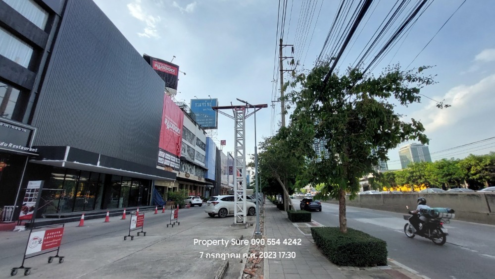 For RentShophouseRatchadapisek, Huaikwang, Suttisan : Commercial building For rent + Lease a large 5-storey commercial building, 1,100 square meters, next to Ratchadapisek Road, next to Huai Chawang MRT, convenient to walk up to the building, hard-to-find location, business area in Ratchadaphisek area