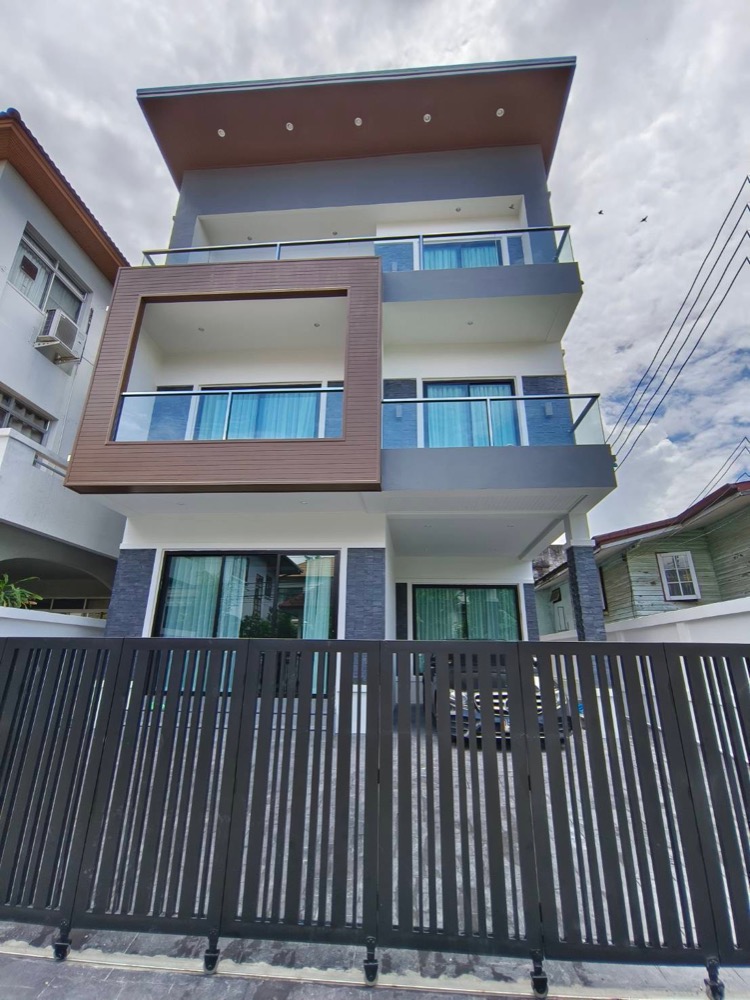 ขายบ้านสุขุมวิท อโศก ทองหล่อ : Brand new home for sale with tenant rental 150k til July 24 , near BTS Ekamai