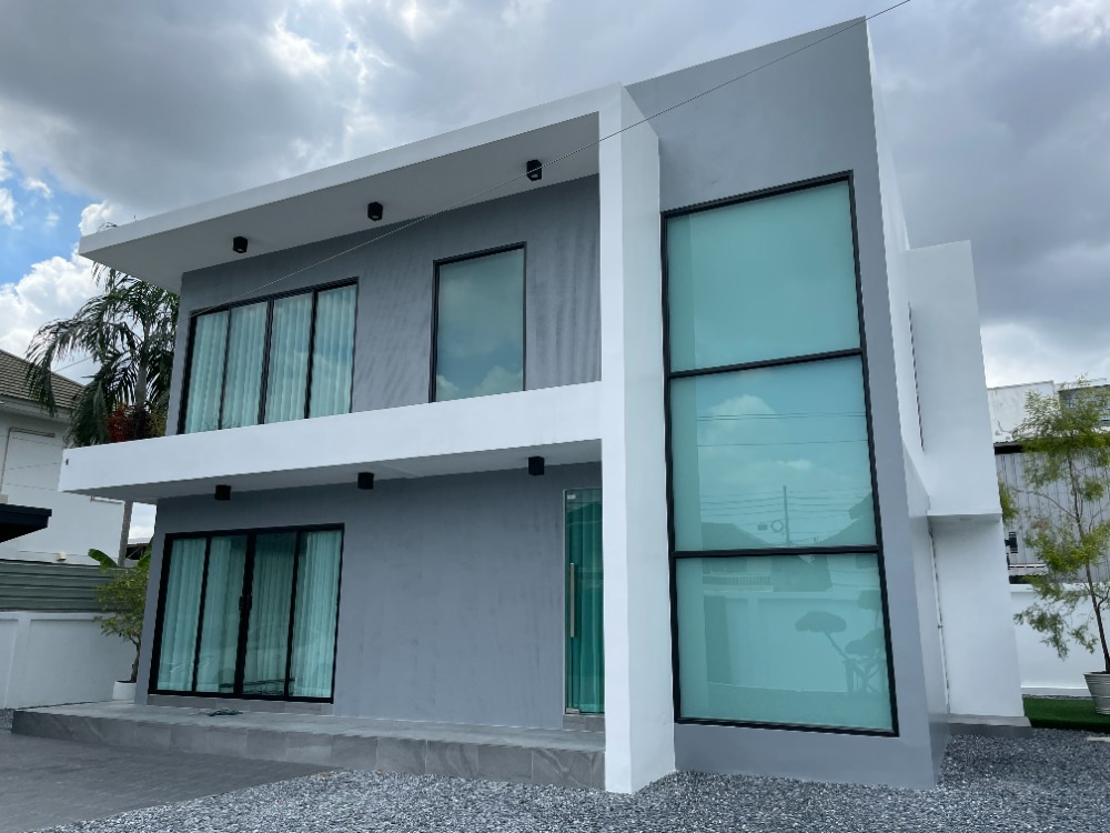 For SaleHouseLadkrabang, Suwannaphum Airport : Newly built detached house for sale, Stye Modern, Soi Chaloem Phrakiat 17, good location near Suan Luang Rama 9.